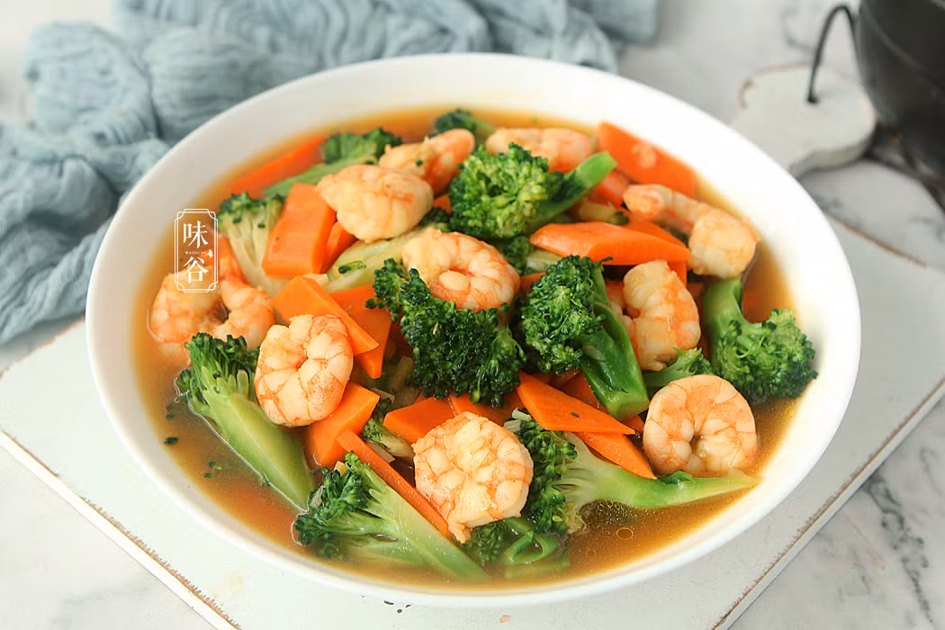 Nguyên liệu: 1 búp bông cải xanh, 1 củ cà rốt, 250gr tôm tươi, 1 muỗng dầu hào, 1 muỗng nước tương, 1 muỗng rượu nấu ăn, một ít hạt tiêu, 1 tép tỏi.