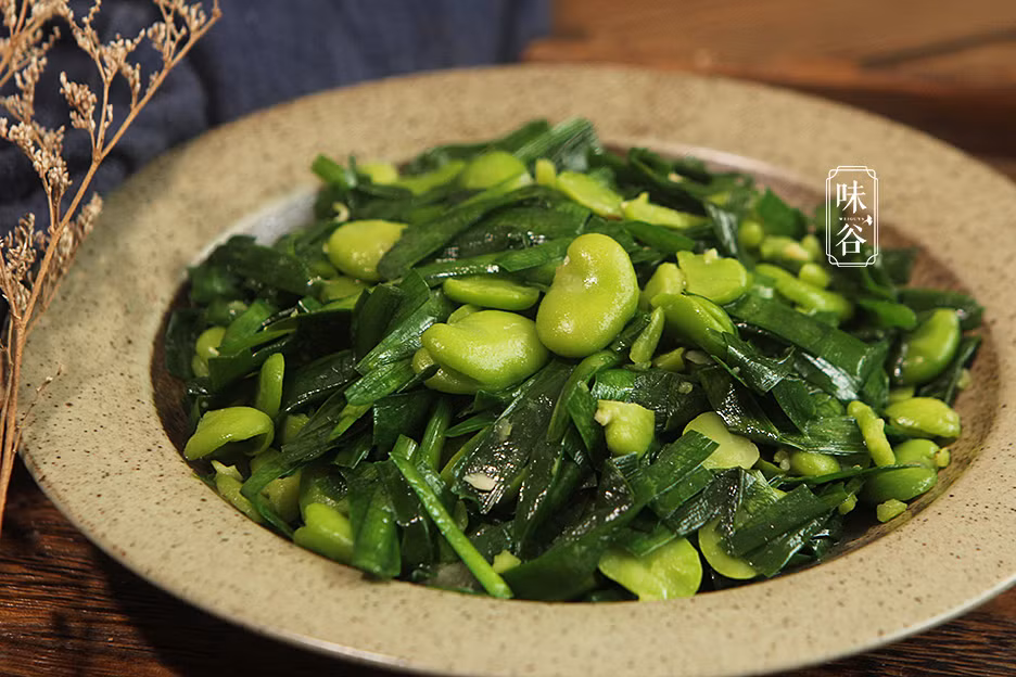 Nguyên liệu: 600gr đậu răng ngựa, 100 gram hẹ, lượng tỏi thích hợp, 1 muỗng cà phê muối.