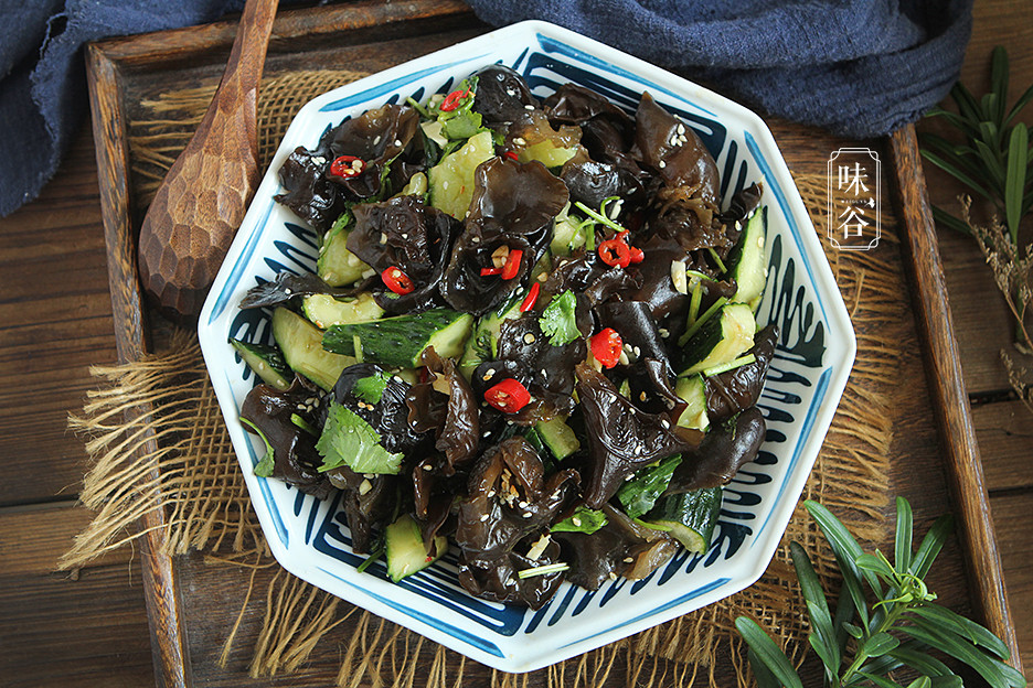 Nguyên liệu: 1 quả dưa chuột, 15gr nấm mèo, 2 quả ớt, 3 tép tỏi, 2 nhánh rau mùi, 2 muỗng nước tương, 1 muỗng dầu hào, 2 muỗng giấm, 1 muỗng cà phê dầu mè.