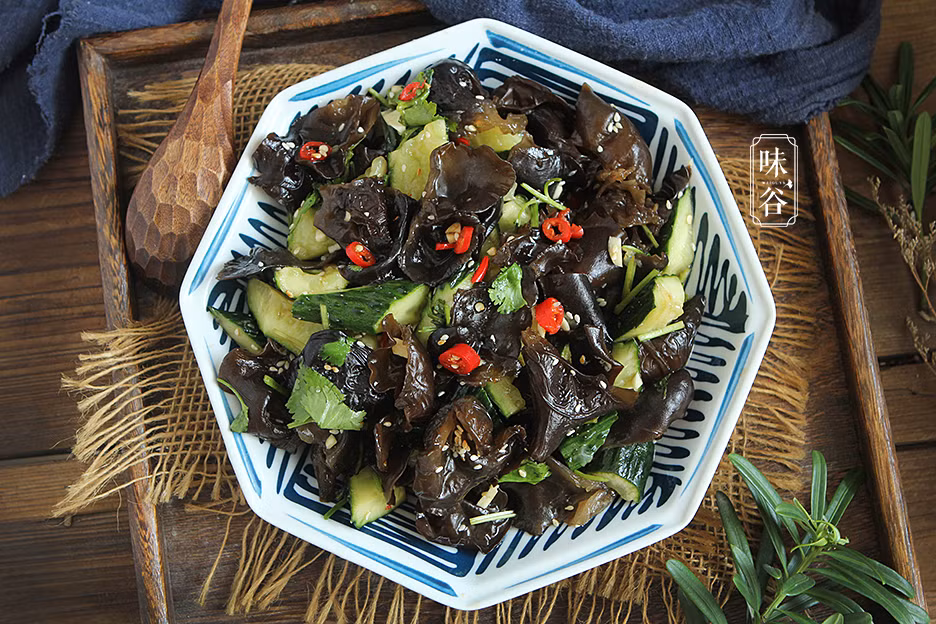 Nguyên liệu: 1 quả dưa chuột, 15gr nấm mèo, 2 quả ớt, 3 tép tỏi, 2 nhánh rau mùi, 2 muỗng nước tương, 1 muỗng dầu hào, 2 muỗng giấm, 1 muỗng cà phê dầu mè.