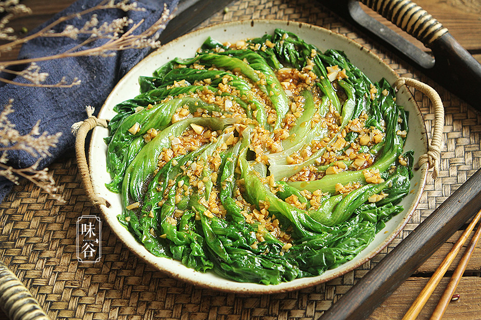 Nguyên liệu: 2 búp xà lách, 6 tép tỏi, 1 muỗng dầu hào, 2 muỗng nước tương, 2 muỗng cà phê bột năng, 1/2 muỗng cà phê đường, nửa bát nước nhỏ.