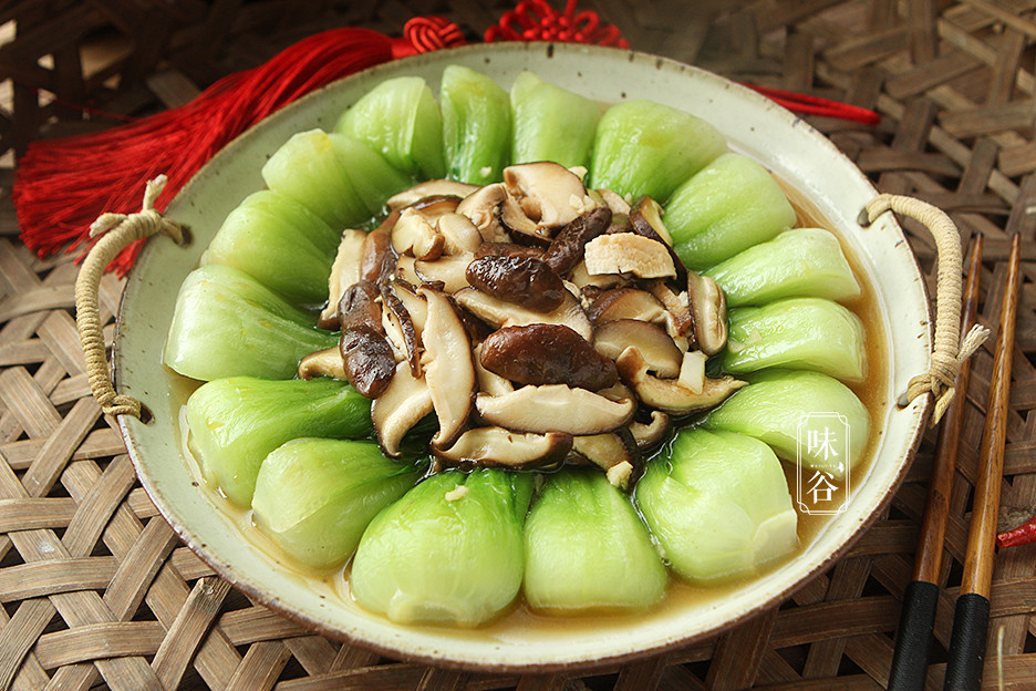 Nguyên liệu: Cải chíp, nấm hương, 1 muỗng dầu hào, 1 muỗng nước tương, 2 tép tỏi, 1 muỗng cà phê bột năng.