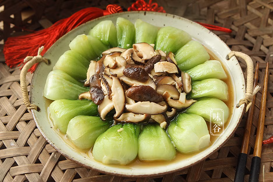 Nguyên liệu: Cải chíp, nấm hương, 1 muỗng dầu hào, 1 muỗng nước tương, 2 tép tỏi, 1 muỗng cà phê bột năng.