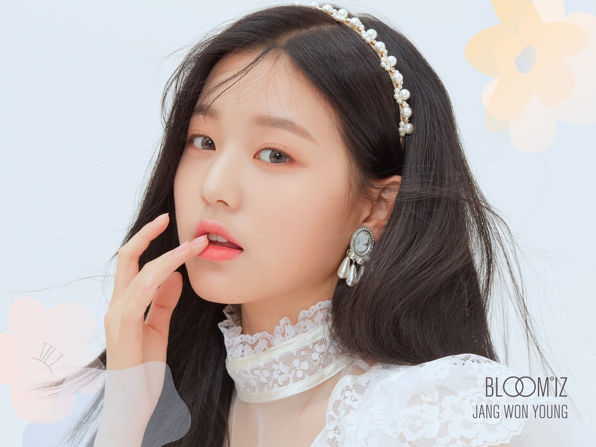 Ngôi sao thứ hai Seo Ye Jin nhắc đến là Jang Won Young của IZ*ONE. Phóng viên đề cập đến tỷ lệ hình thể, gương mặt đẹp của nữ thần tượng. Trước đó, Jang Won Young nhiều lần trở thành chủ đề gây sốt trên mạng xã hội Hàn Quốc. Là em út trong IZ*ONE, nhưng Jang Won Young cao nhất nhóm.