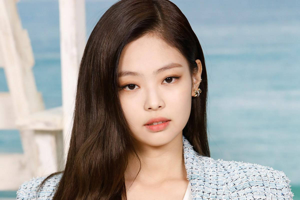 Cuối cùng, phóng viên chọn thành viên nhóm BlackPink với lý do: "Jennie thực sự đặc biệt. Tôi đã chụp ảnh Jennie tại sân bay sau một chuyến bay dài. Cô ấy buộc tóc và không trang điểm nhưng vẫn tỏa sáng".