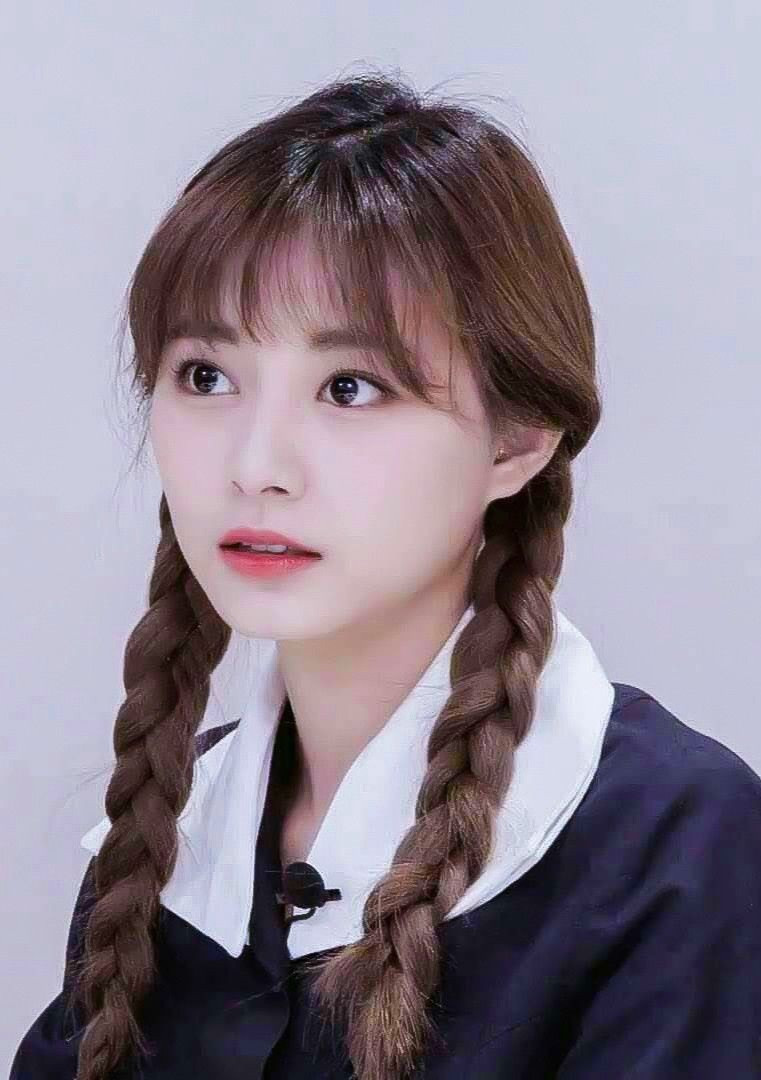 Về Tzuyu, Seo Ye Jin khen ngợi: "Tzuyu trông giống búp bê. Máy ảnh không thể chụp được hết vẻ đẹp của cô ấy”. Tzuyu sinh năm 1999 và là thành viên nổi tiếng nhất TWICE nhờ vẻ ngoài xinh đẹp. Em út nhóm TWICE còn có vóc dáng gợi cảm, tỷ lệ cơ thể cân đối. Công chúng khen ngợi Tzuyu có sự thu hút nhờ gương mặt ngọt ngào, dịu dàng với thân hình quyến rũ.