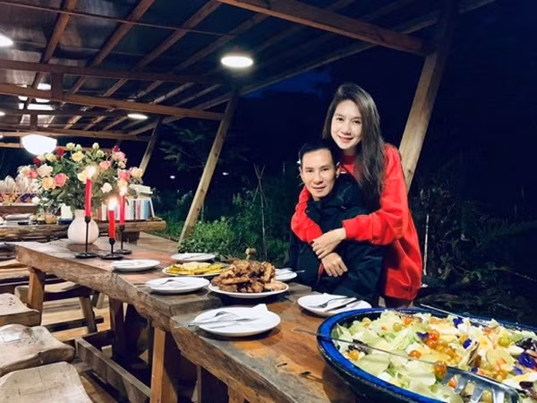 Ly Hai tao dang nu tinh khi mac do vo nhan 'bao like' tu fan-Hinh-2