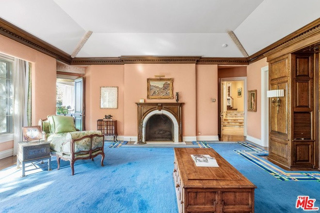 Ngôi nhà một tầng này được hoàn thiện vào năm 1985, có diện tích khoảng 975 m2 với 5 phòng ngủ và 9 phòng tắm.