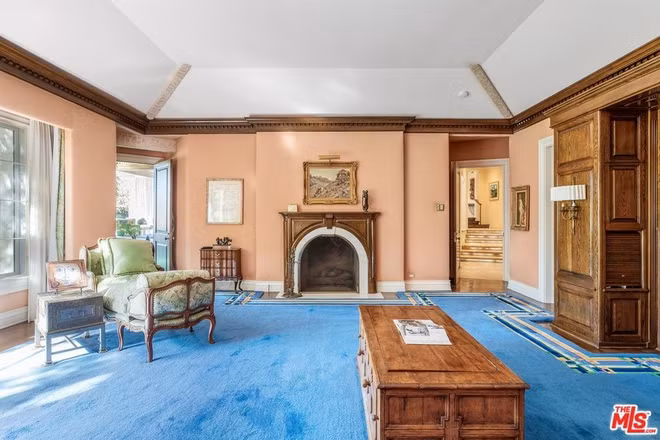 Ngôi nhà một tầng này được hoàn thiện vào năm 1985, có diện tích khoảng 975 m2 với 5 phòng ngủ và 9 phòng tắm.