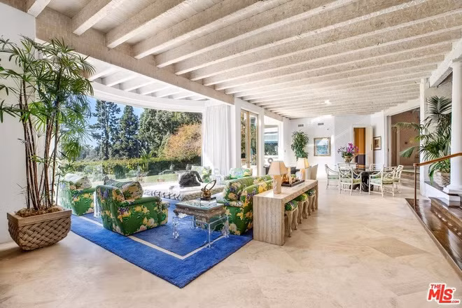 Không gian gia đình trang trọng, mang những đường nét cổ điển, có riêng một khu vực ăn uống nhỏ nhắn được bài trí tinh tế.