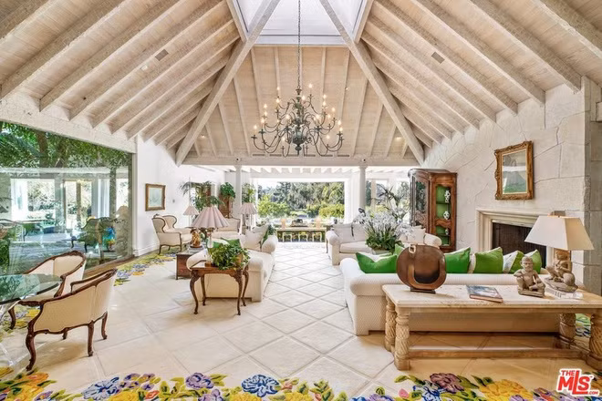 Phòng khách xa hoa, thoáng đãng, mang tông màu be chủ đạo và được tô điểm bởi nhiều nội thất cầu kỳ cùng các chi tiết tinh xảo.