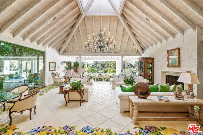 Phòng khách xa hoa, thoáng đãng, mang tông màu be chủ đạo và được tô điểm bởi nhiều nội thất cầu kỳ cùng các chi tiết tinh xảo.