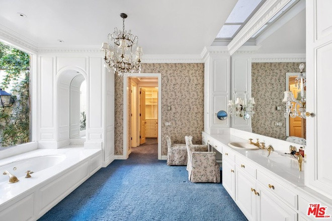 Phòng tắm rộng rãi, sang trọng, được trang bị đầy đủ những tính năng hiện đại.