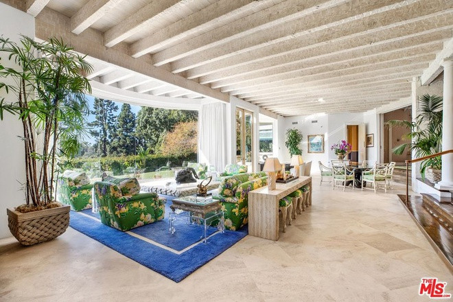 Không gian gia đình trang trọng, mang những đường nét cổ điển, có riêng một khu vực ăn uống nhỏ nhắn được bài trí tinh tế.