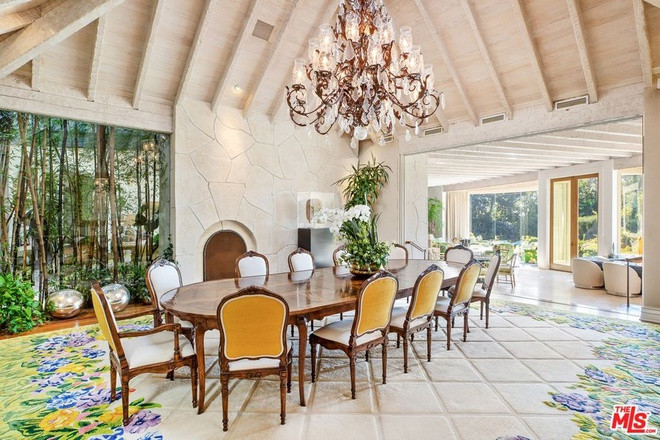 Phòng ăn rộng rãi, trang nhã, nổi bật với chiếc đèn chùm độc đáo. Căn phòng được thiết kế theo phong cách cởi mở để đem đến cảnh sắc thiên nhiên.