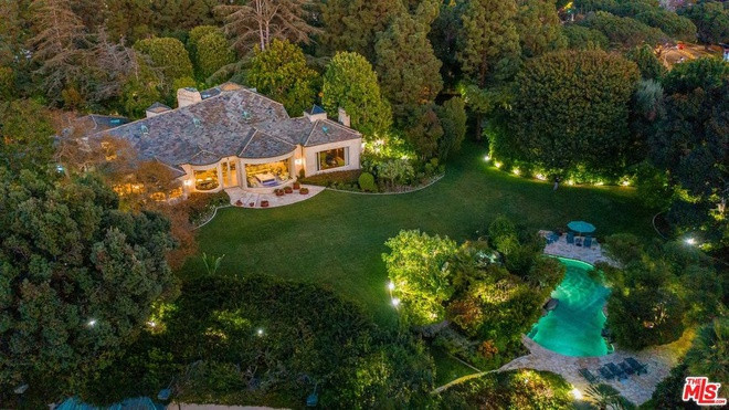 Căn biệt thự tọa lạc tại khu Beverly Hills hào nhoáng của thành phố Los Angeles, từng được rao bán trên thị trường địa ốc Mỹ với giá lên đến 42 triệu USD.