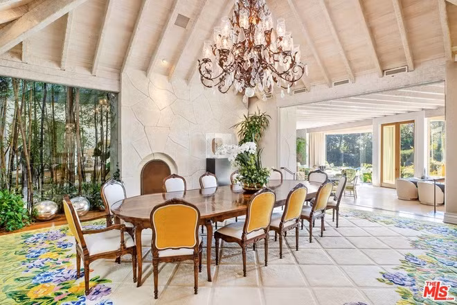 Phòng ăn rộng rãi, trang nhã, nổi bật với chiếc đèn chùm độc đáo. Căn phòng được thiết kế theo phong cách cởi mở để đem đến cảnh sắc thiên nhiên.