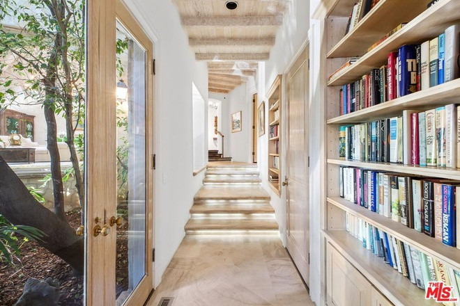 Một số hành lang được tận dụng để đặt những kệ sách âm tường.