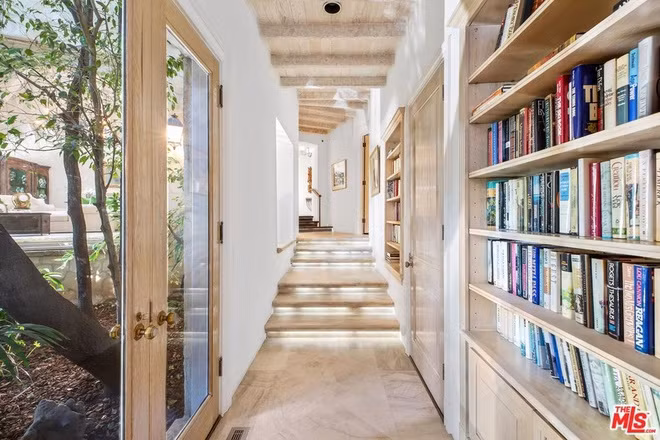 Một số hành lang được tận dụng để đặt những kệ sách âm tường.