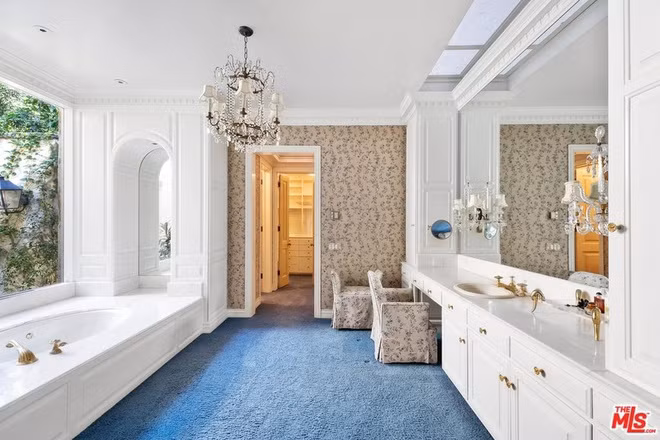 Phòng tắm rộng rãi, sang trọng, được trang bị đầy đủ những tính năng hiện đại.