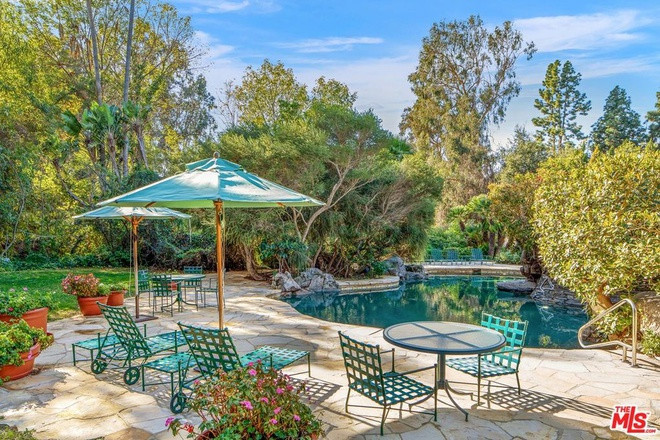 Những tiện nghi thư giãn, giải trí nổi bật ngoài trời có thể kể đến hồ bơi và sân tennis.