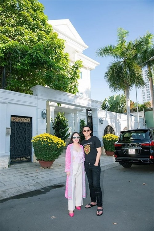 Khong gian song ngap tran anh nang cua Phuong Chanel