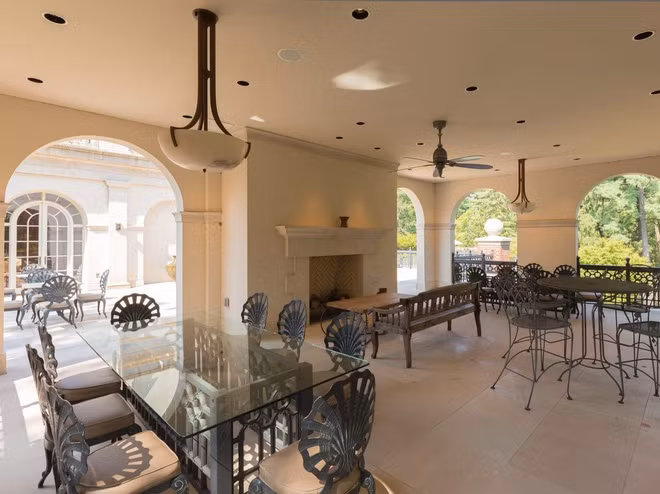 br/> Xung quanh bể bơi là khu vực sảnh chờ ngoài trời hiện đại.