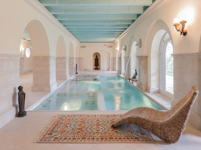 Còn sân bowling trước đây trở thành bể bơi trong nhà với cửa sổ lớn nhìn ra khung cảnh bên ngoài.