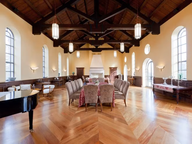 br/> Khu vực trước đây là tu viện được cải tạo thành phòng khiêu vũ.