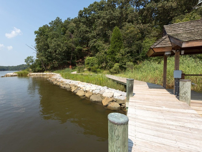 Còn đây là lối đi bộ dẫn ra bến thuyền riêng. Dinh thự đang được rao bán với giá 25 triệu USD.