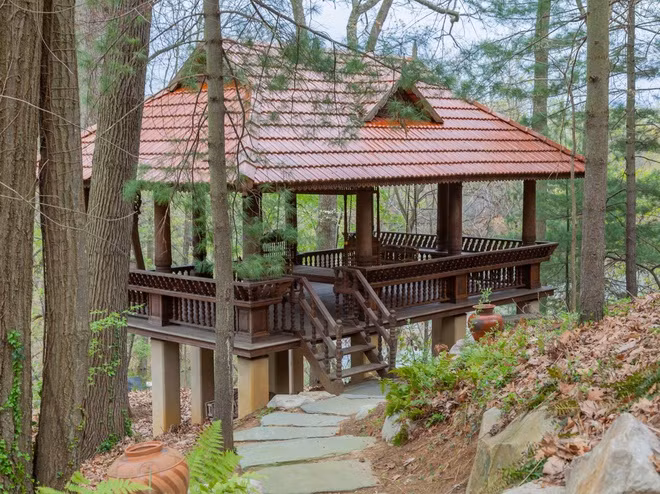Trong khuôn viên dinh thự còn có một chòi ngắm cảnh.