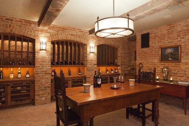 Hầm rượu theo phong cách cổ xưa.