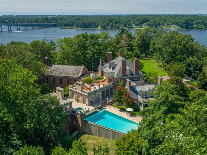 Được xây dựng vào năm 1992, dinh thự "Friary on the Severn" từng là nơi ẩn náu của một trùm buôn lậu, rồi trở thành trường nội trú và sau đó bị bỏ hoang cả thập kỷ trước khi về tay Steve Phillips, một doanh nhân ngành thủy sản nổi tiếng tại bang Maryland (Mỹ).
