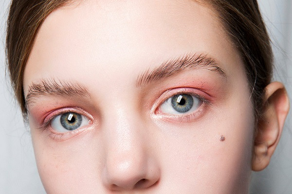 Tuong mat phu nu long da tham sau, khong nen dong vao