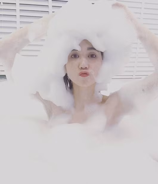 Ngọc Trinh có khoảng thời gian thư giãn hoàn toàn khi ở trong căn biệt thự tiền tỷ của mình.