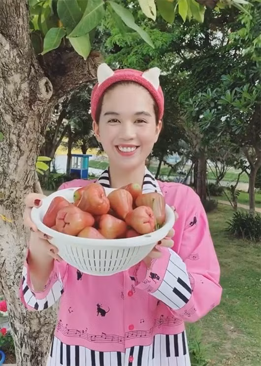 Ngọc Trinh có rất nhiều đồ ngủ màu hồng siêu dễ thương khi ở nhà. 