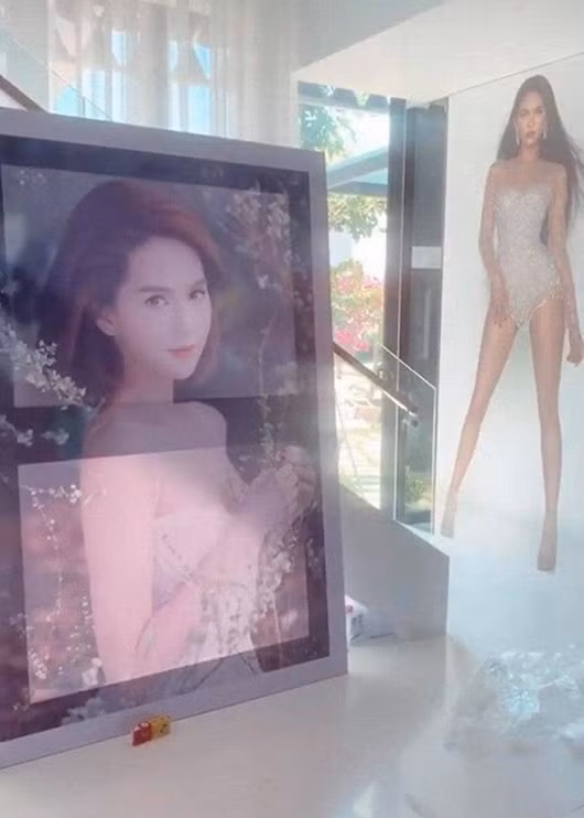 Ngọc Trinh cũng "phủ sóng" hình ảnh của mình ở nhiều nơi khác trong biệt thự.