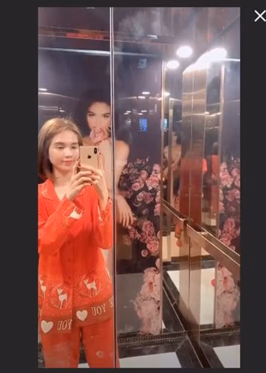 Thang máy trong biệt thự nhà Ngọc Trinh có hình ảnh lung linh của chính cô.