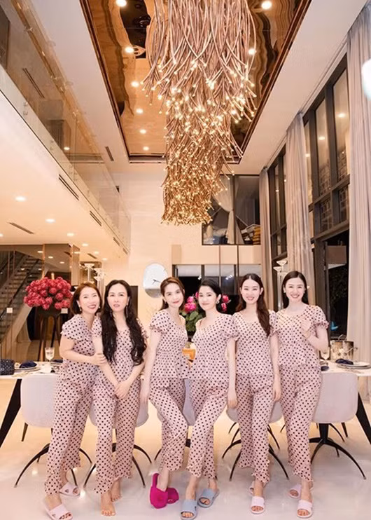 Cô thường mới bạn bè đến nhà ăn uống, mở cả tiệc pijama.