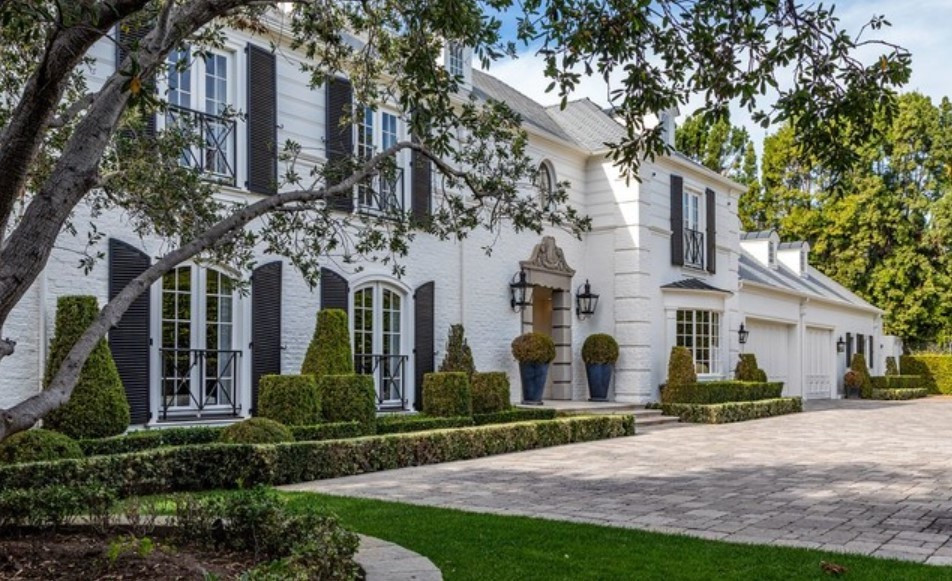 Căn biệt thự mang phong cách Hollywood cũ, được hoàn thiện vào năm 1937, có diện tích khoảng 1.070 m2 với 9 phòng ngủ và 9 phòng tắm.