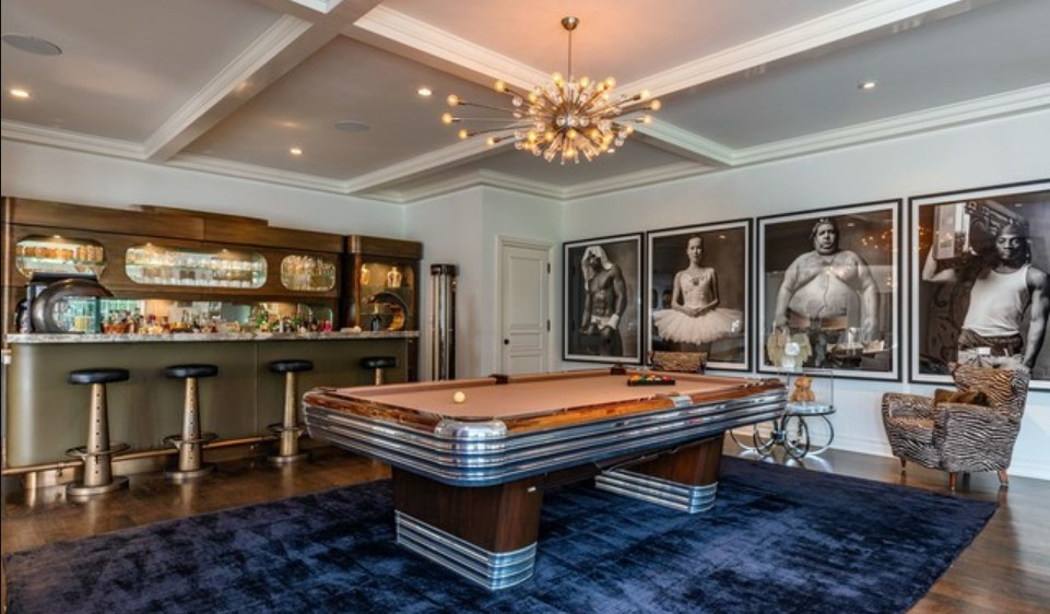 Khu vực giải trí trong nhà bao gồm quầy bar nhỏ và bàn billiard.