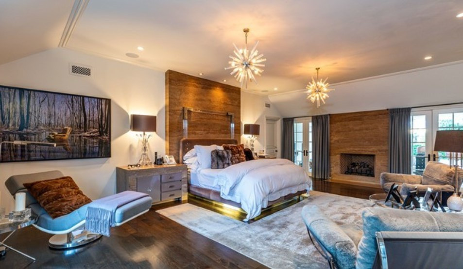 Phòng ngủ chính trang nhã, rộng lớn, có tầm nhìn ra toàn bộ sân sau của bất động sản. Sàn gỗ cứng đem đến cảm giác ấm áp cho gia chủ.