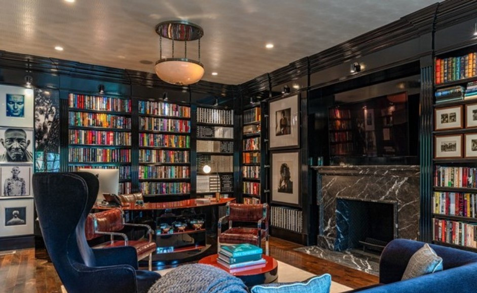 Thư viện kết hợp phòng làm việc nằm sát phòng khách, nổi bật với chiếc tủ âm tường sang trọng được sơn mài.