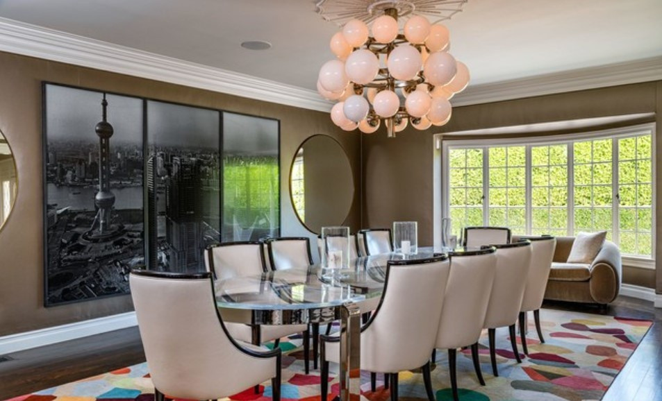 Phòng ăn mang tông màu be chủ đạo, được bài trí tinh tế với bộ bàn ghế sang trọng cùng chiếc đèn chùm độc đáo, cao cấp.