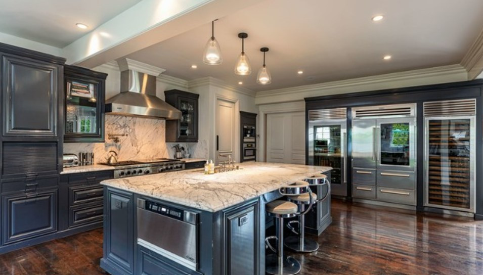 Nhà bếp sáng sủa, thoáng đãng với những cánh cửa Pháp mở ra không gian sân vườn. Khu vực này được trang bị những công cụ nấu nướng hiện đại.