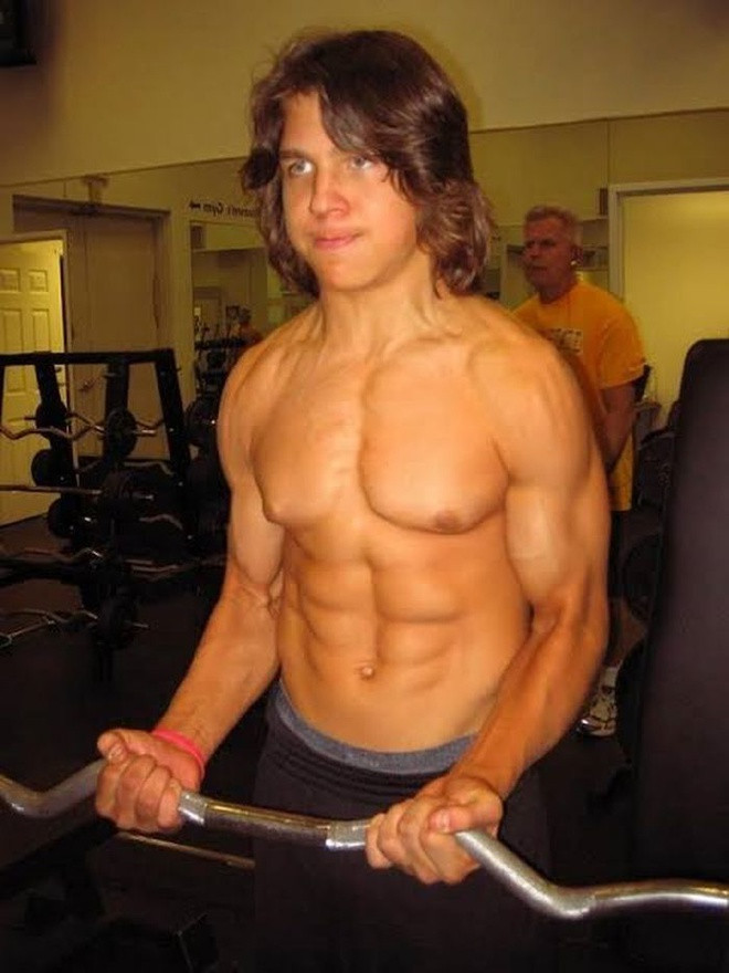 Tới năm 15 tuổi, Sandrak tập thể hình trở lại nhưng không còn khổ luyện như trước. Với ước mơ trở thành ngôi sao điện ảnh, 9X thử sức ở môn nghệ thuật thứ 7. Năm 2008, anh nhận vai Hercules lúc nhỏ trong bộ phim Little Hercules. Tưởng như sự nghiệp của “cậu bé khỏe nhất hành tinh” sẽ ngày càng thăng hoa, nhưng thực tế, tiếng tăm của anh có dấu hiệu giảm sút theo thời gian. Những năm sau đó, Sandrak tiếp tục tham gia một số bộ phim nhưng không còn được chú ý. Chàng trai cũng quay video chia sẻ lời khuyên về chế độ ăn uống, tập luyện trên mạng dù gặp phải không ít ý kiến trái chiều. Ảnh: Pinterest.