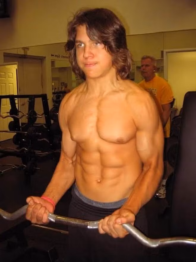 Tới năm 15 tuổi, Sandrak tập thể hình trở lại nhưng không còn khổ luyện như trước. Với ước mơ trở thành ngôi sao điện ảnh, 9X thử sức ở môn nghệ thuật thứ 7. Năm 2008, anh nhận vai Hercules lúc nhỏ trong bộ phim Little Hercules. Tưởng như sự nghiệp của “cậu bé khỏe nhất hành tinh” sẽ ngày càng thăng hoa, nhưng thực tế, tiếng tăm của anh có dấu hiệu giảm sút theo thời gian. Những năm sau đó, Sandrak tiếp tục tham gia một số bộ phim nhưng không còn được chú ý. Chàng trai cũng quay video chia sẻ lời khuyên về chế độ ăn uống, tập luyện trên mạng dù gặp phải không ít ý kiến trái chiều. Ảnh: Pinterest.