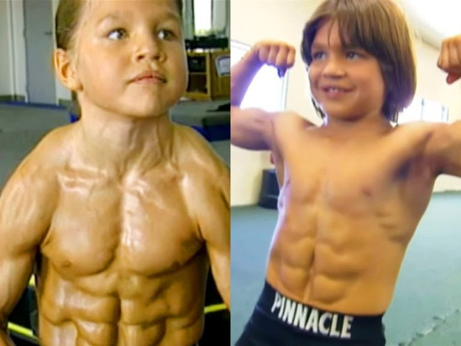 Để có được thân hình vạm vỡ ngay từ lứa tuổi tiểu học, Sandrak đã trải qua tuổi thơ không bình thường như bao đứa trẻ. Năm 1994, gia đình anh chuyển từ Ukraine đến bang Pennsylvania, Mỹ sinh sống. Tại đây, bố Sandrak - nhà võ thuật từng vô địch thế giới - và mẹ - VĐV aerobic - sớm huấn luyện con trai tập thể hình từ khi mới 2 tuổi. Lên 6 tuổi, Sandrak đã sở hữu cơ thể rắn chắc, được xem là phiên bản nhí của VĐV thể hình, ngôi sao điện ảnh Arnold Schwarzenegger. Ảnh: Inside Edition.