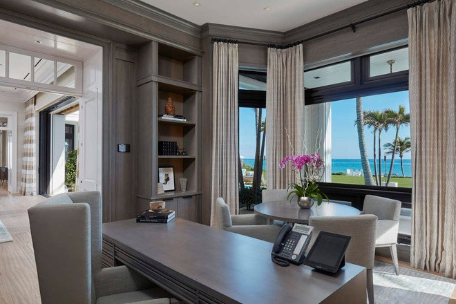 Phòng làm việc mang tông màu xám thanh lịch, quý phái với những bức tường được lát gỗ.