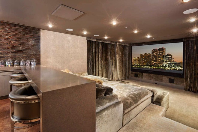 Các tiện ích nổi bật bên trong biệt thự có thể kể đến rạp chiếu phim, hầm rượu, phòng tập thể dục, và phòng game.